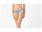 Vrouw in blauwe bikinislip met lage taille