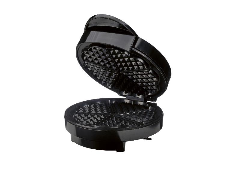 Zwart wafelijzer met hartvormige platen, open