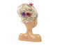Een blonde pop met een kapsel en kroonvormige haarspeldjes.
