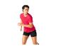 Vrouw in een rood sportshirt met korte mouwen en zwarte shorts, rennend.