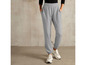 Grijze sweatpants en witte sneakers.