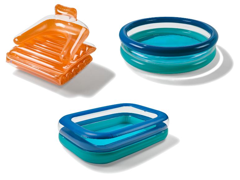Opblaasbare oranje ligstoel en twee blauwe en turquoise opblaaszwembaden.