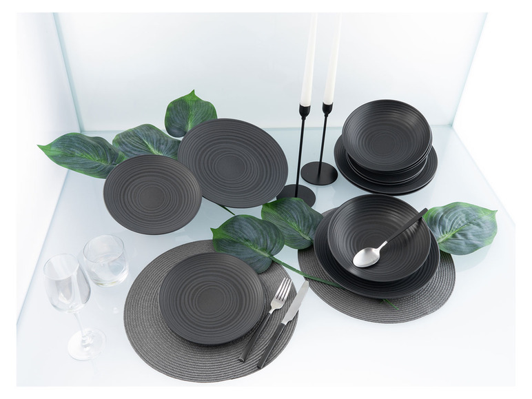 Zwarte servies met een gegroefd design, inclusief glazen en bestek