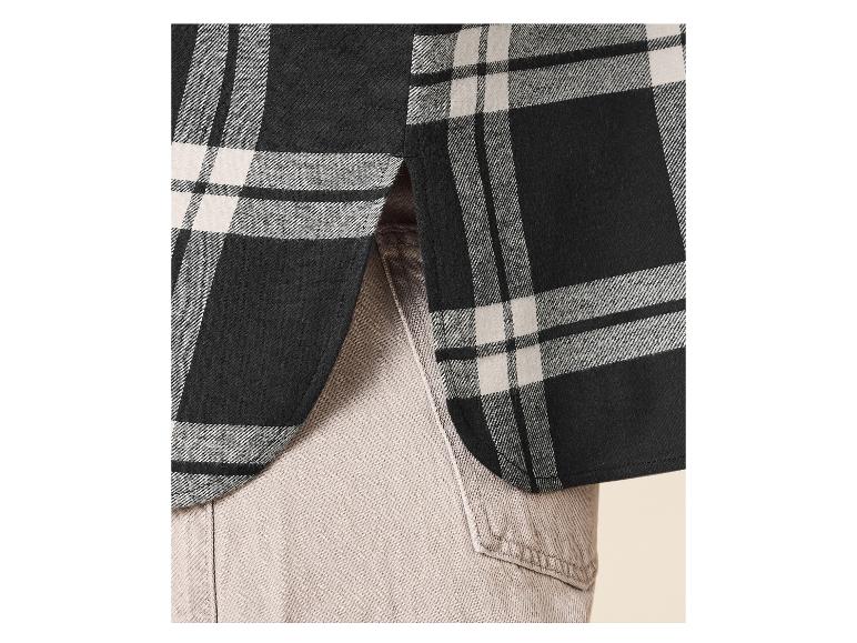 Zwart-wit geruit overhemd met een afgeronde zoom, gecombineerd met een lichte broek.