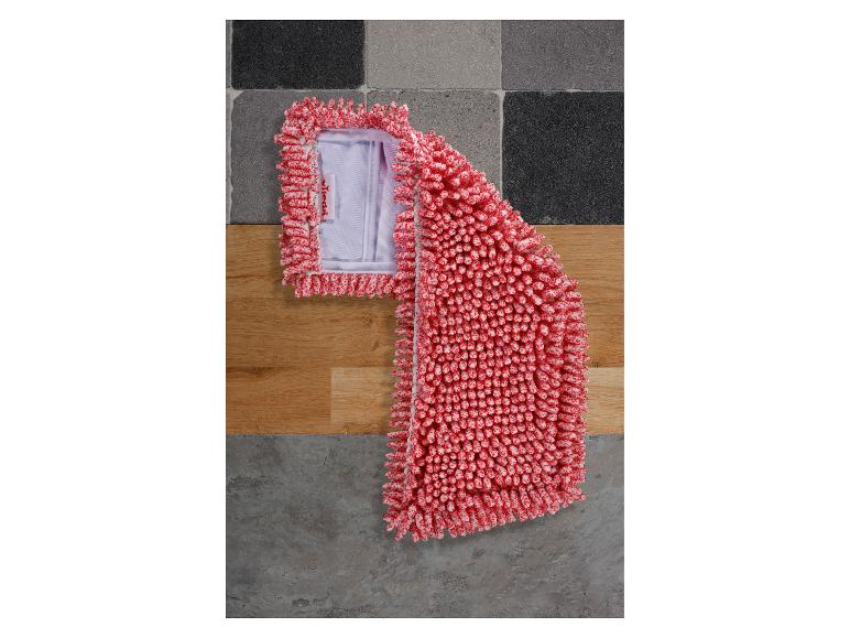 Vileda mop-hoes in rood-witte microvezel op een houten en betegelde vloer.