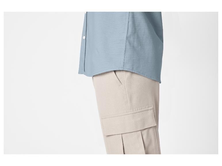 Blauw overhemd en beige cargobroek voor heren.