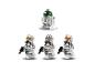 Een groene LEGO Star Wars R2-D2 droid en drie AT-AT piloot minifiguren.