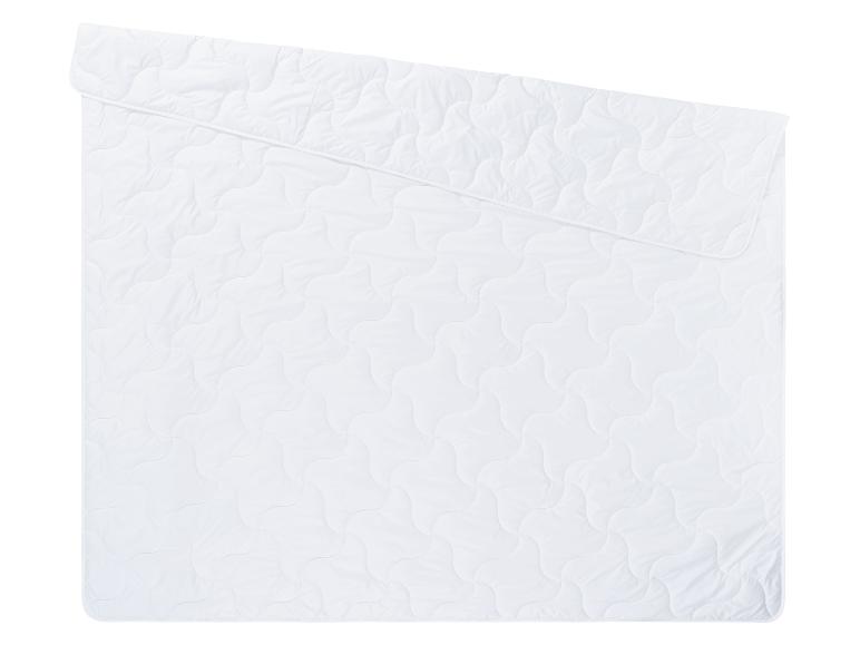 Wit gewatteerd dekbed en molton.