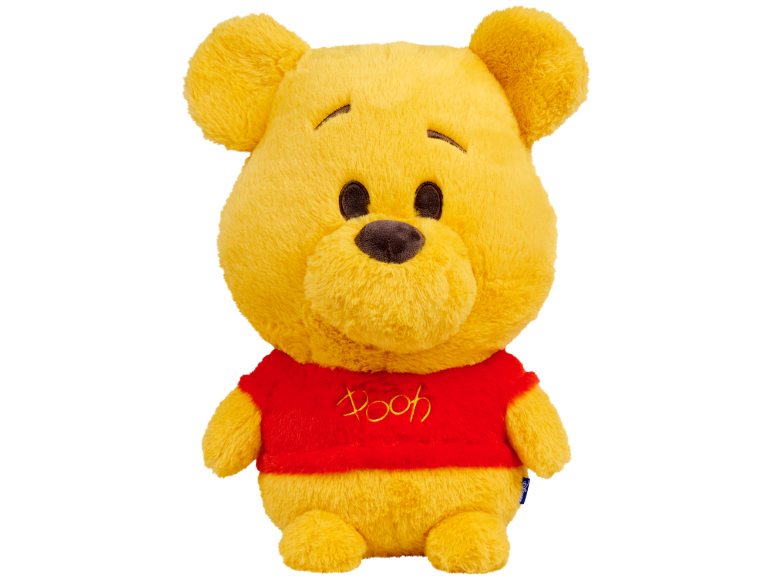 Gele pluche beer met een rood shirt met de tekst 'Pooh'.