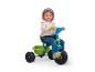 Meisje op een blauw-groene Smoby driewieler met voorbak.