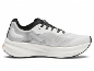 Witte en zwarte hardloopschoen met dikke zool en veters.
