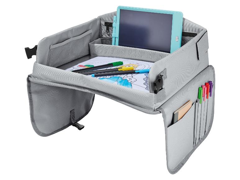 Grijze reistray voor kinderen met potloden, kleurboeken en tablet.