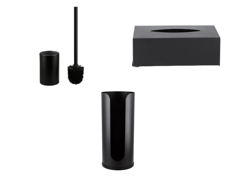 Zwarte badkameraccessoires: toiletborstel, tissuebox en toiletrolhouder.