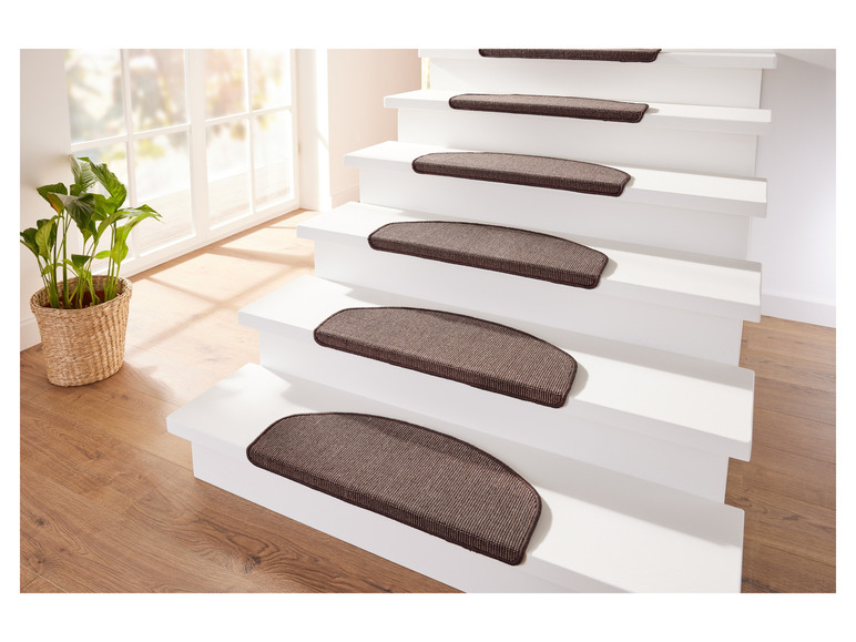 Bruine trapmatten op een witte trap.
