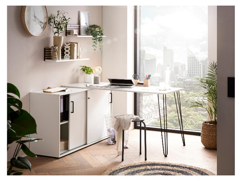 Wit bureau met opbergruimte, laptop, planten en stad uitzicht door het raam.