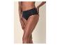 Vrouw in zwarte high-waist slips, zijwaarts poserend.