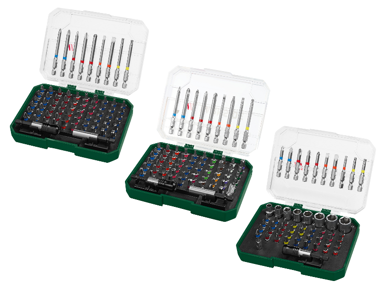 Drie sets schroevendraaierbits en doppen in groene koffers met transparante deksels.