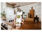 Hand houdt smartphone vast met recepten-app in een moderne keuken.