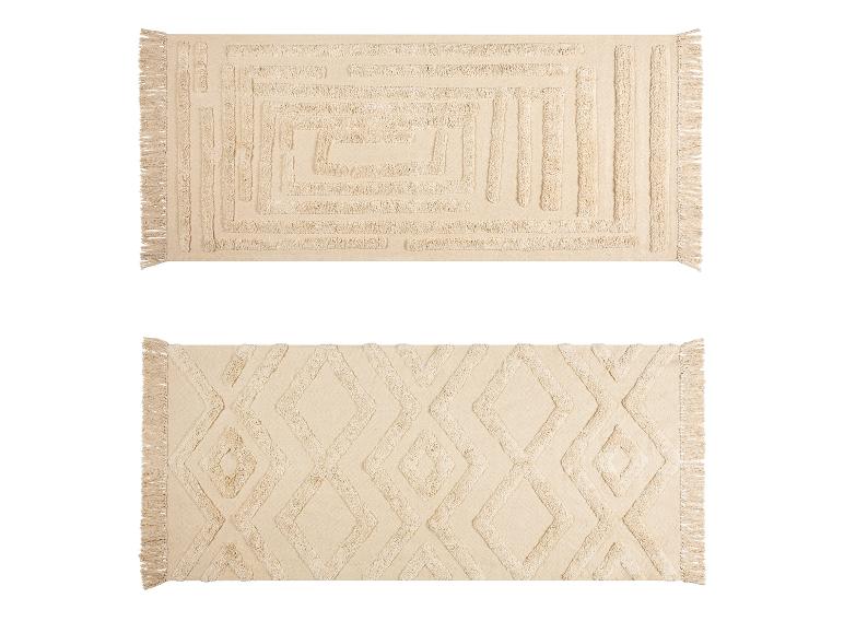 Twee beige badmatten met geometrische patronen, één met een labyrint, de andere met ruiten.