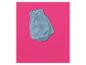 Een lichtblauwe denim baby romper met knoopjes, op een roze achtergrond.