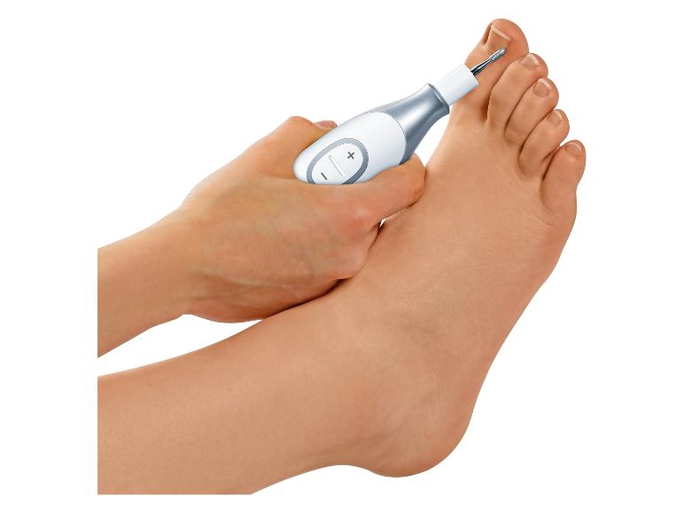 Een persoon gebruikt een elektrische nagelvijl om hun teennagels te verzorgen.