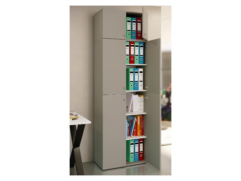Hoge grijze kantoorkast met open deuren die kleurrijke mappen en boeken onthullen.