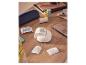 Witte draagbare printer print hartenstickers, op houten tafel met papierrollen.