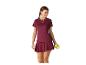 Vrouw in een bordeauxrood tennis-T-shirt en rok, met twee tennisballen.