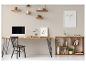 Thuiswerkplek met houten bureau, computer, stoel en decoratieve planken.