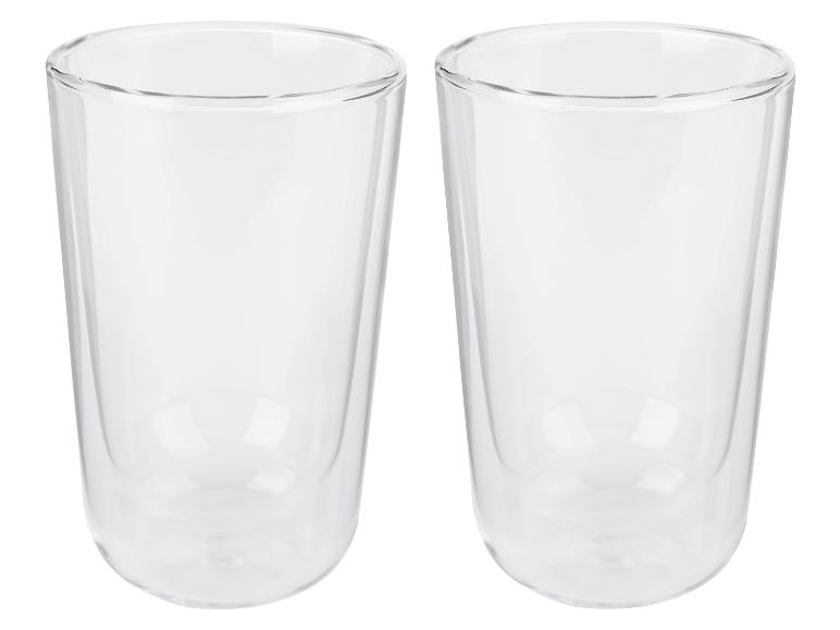 Twee transparante koffieglazen.