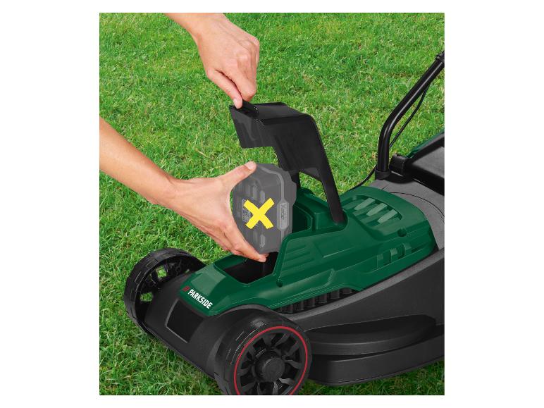Een persoon plaatst een Parkside X 20 V Team accu in een grasmaaier.