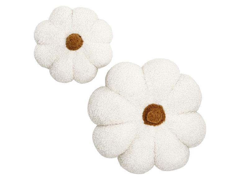 Twee witte bloemvormige sierkussens met een bruin midden