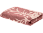 Gevouwen roze handdoek met een licht bloemmotief.