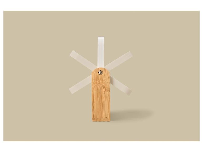 Houten afdruiprek met witte pinnen op een beige achtergrond