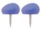 Twee blauwe punaises met een witte punt.