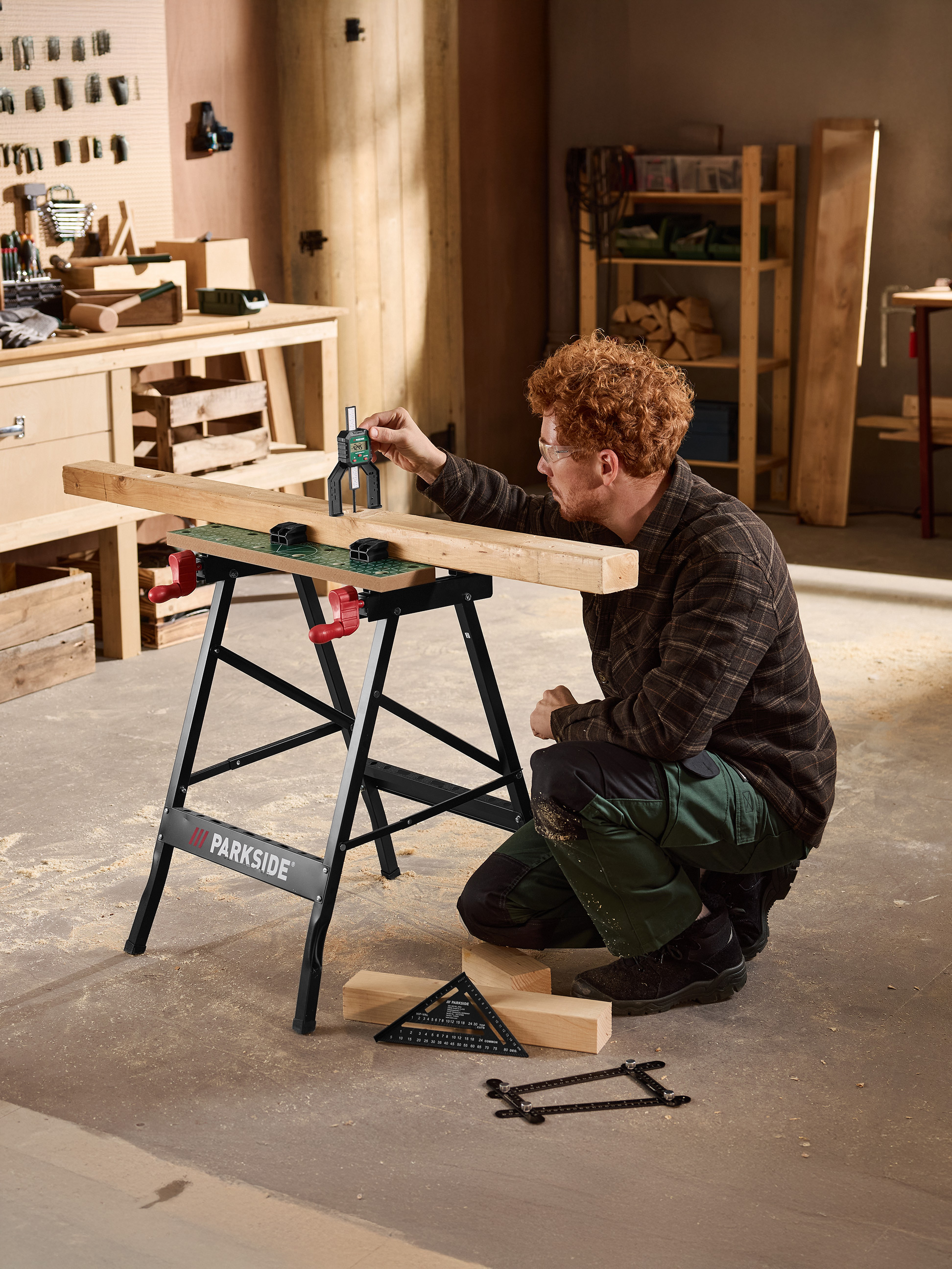 Man meet hout op een zwarte PARKSIDE werkbank met een digitale dieptemeter.