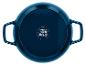 Onderkant van een donkerblauwe pan of pot met handvatten, met kookcompatibiliteitssymbolen