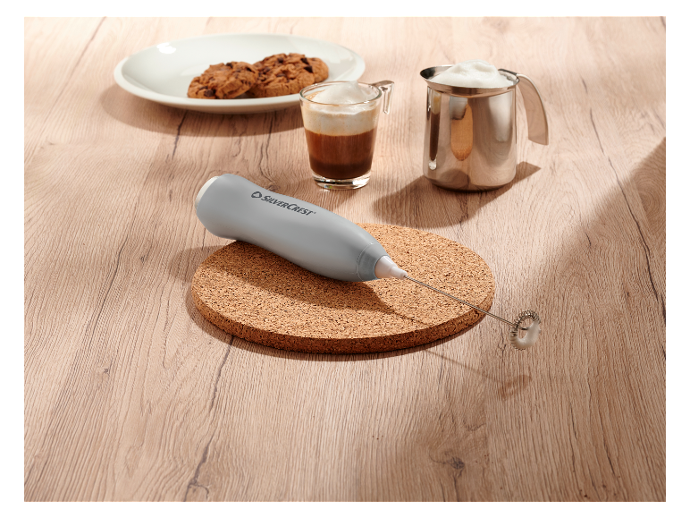 SilverCrest melkschuimer met cappuccino en koekjes.