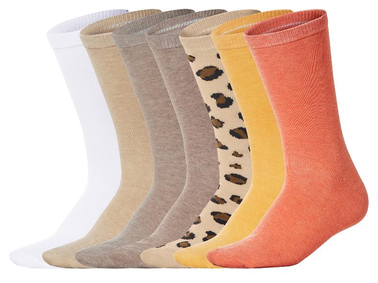 Set van zeven paar sokken in diverse kleuren, waaronder één met luipaardprint.