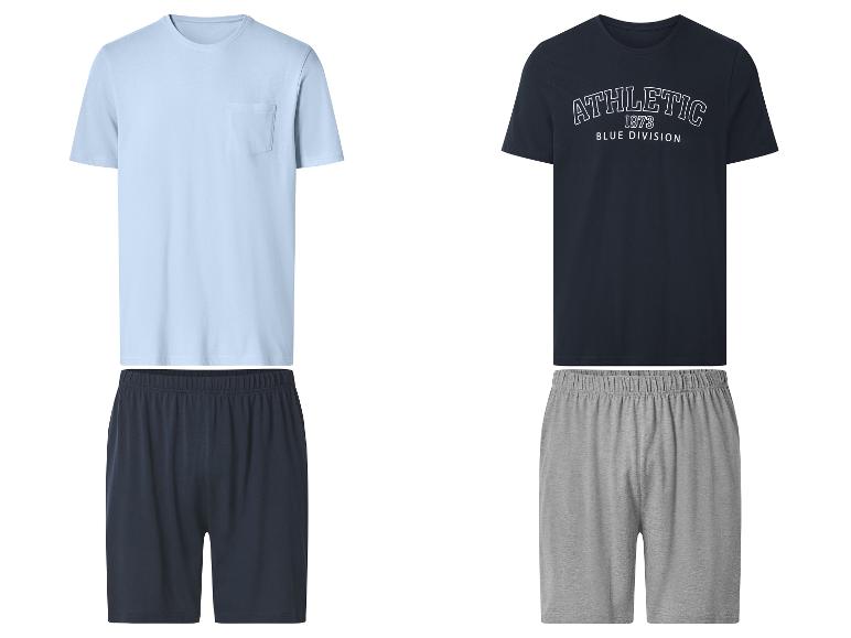 Twee herenpyjamasets: één lichtblauw met marineblauwe shorts en één marineblauw met grijze shorts.