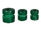 Drie groene zeskantige pijpkoppelingen in verschillende maten.