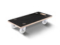 Een houten platform met wielen voor het verplaatsen van zware voorwerpen.