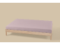 Bedframe met lichtpaars hoeslaken op een beige achtergrond