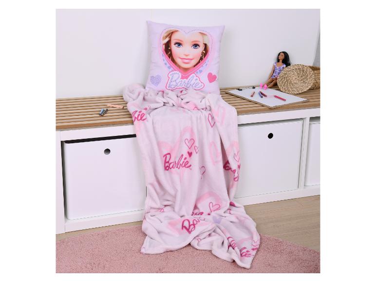 Roze Barbie kussen en deken op een opbergbank met een pop en kleurpotloden.