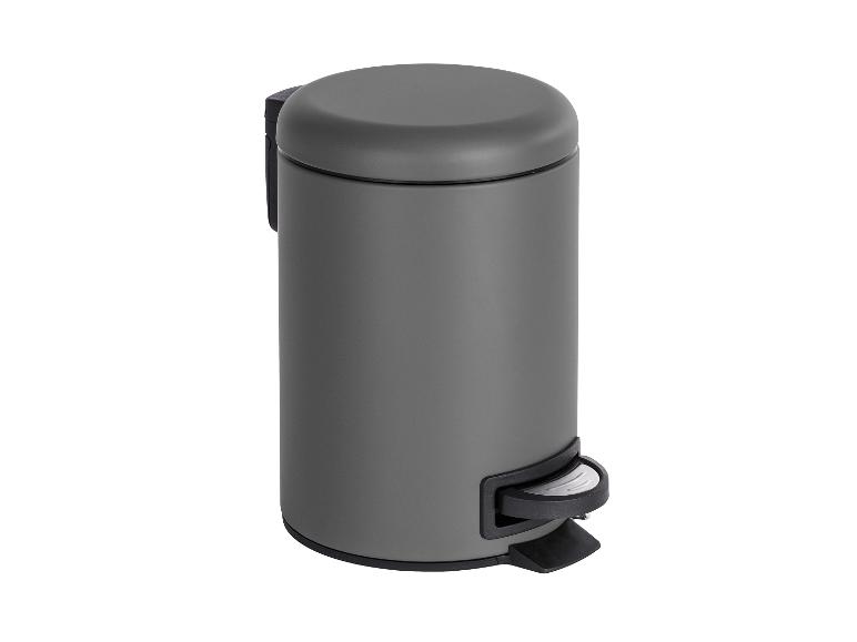 Grijze metalen pedaalemmer.