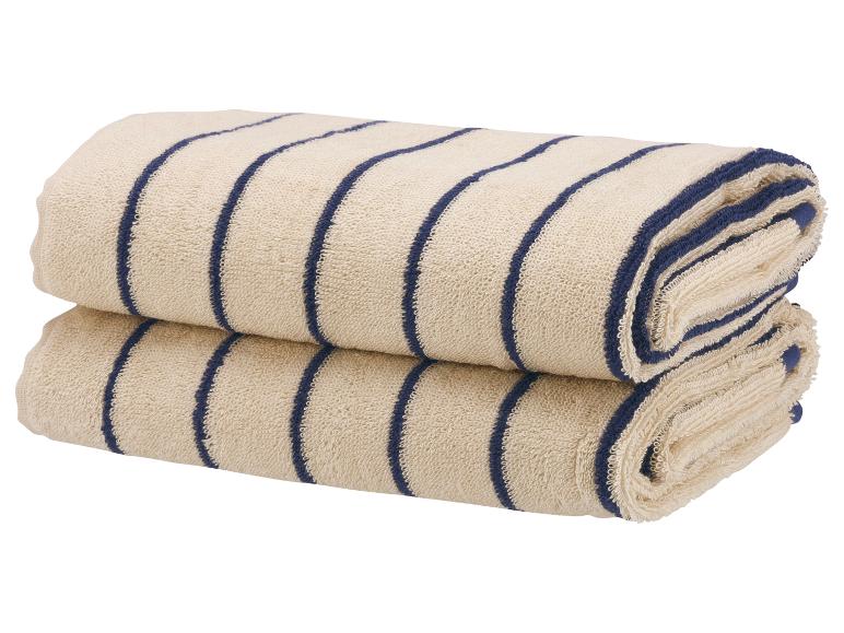 Twee beige handdoeken met donkerblauwe strepen, op elkaar gelegd.