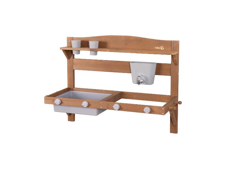 Houten modderkeuken met gootsteen, kraan en planken voor kinderen