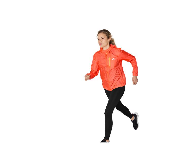 Vrouw rent in oranje sportjack en zwarte legging.