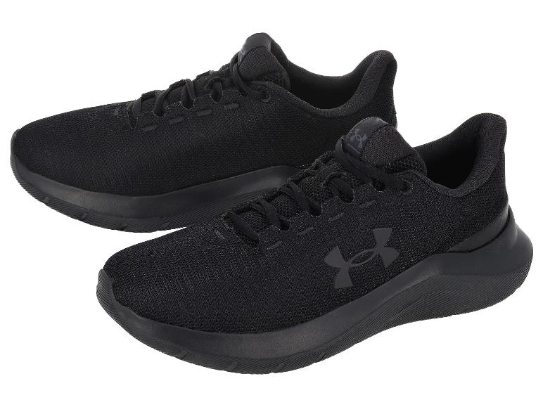 Een paar zwarte Under Armour sneakers.