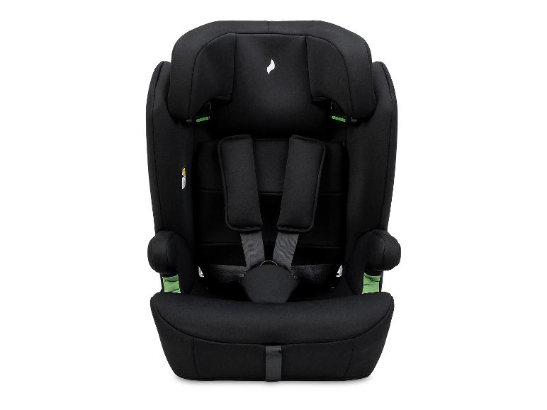Zwart kinderautostoeltje met vijfpuntsgordel en groene accenten